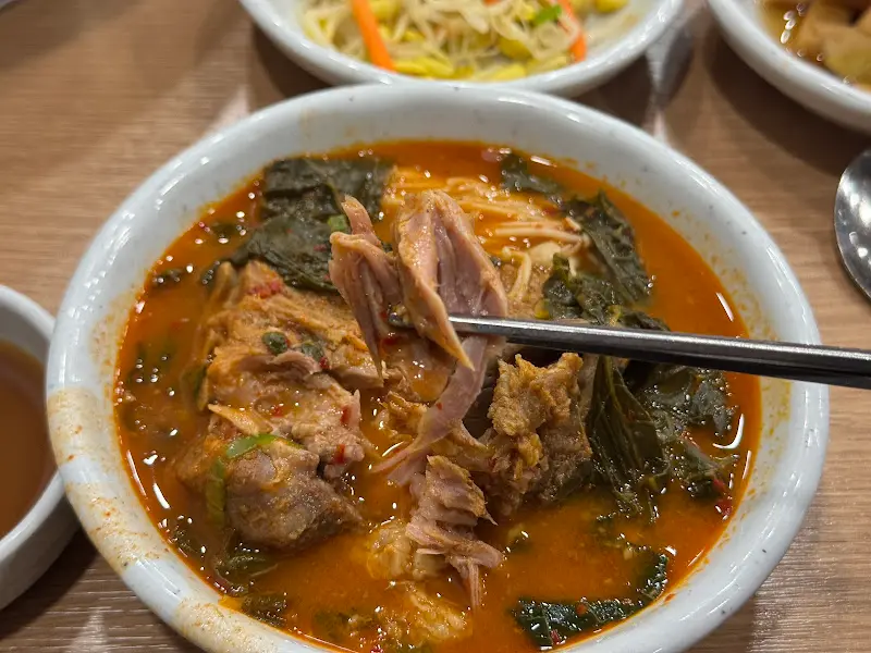 살이 듬뿍 붙어있는 등뼈