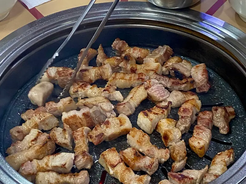 불판 위에서 맛있게 익어가는 초벌 삼겹살
