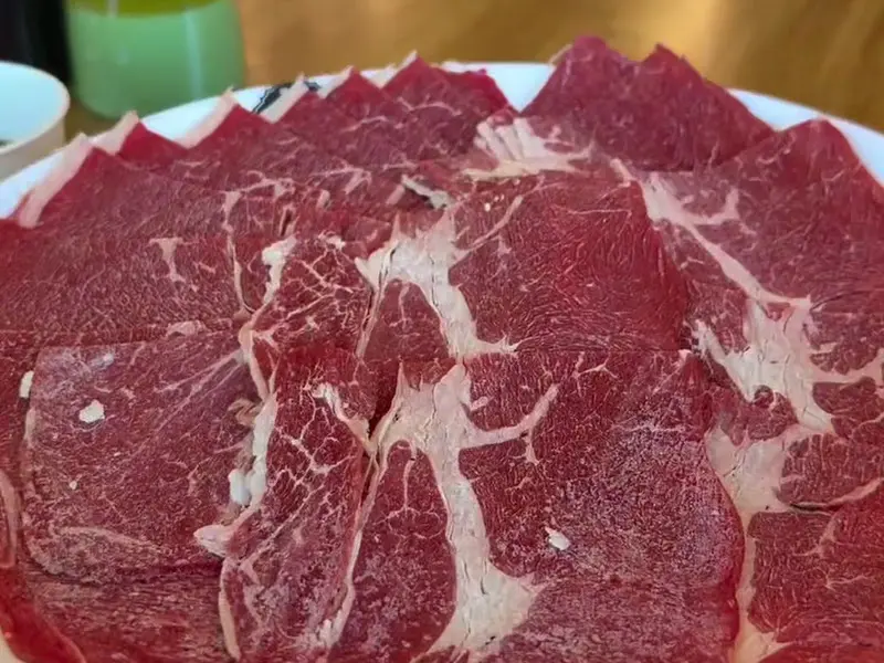 선홍빛 소고기 샤브샤브