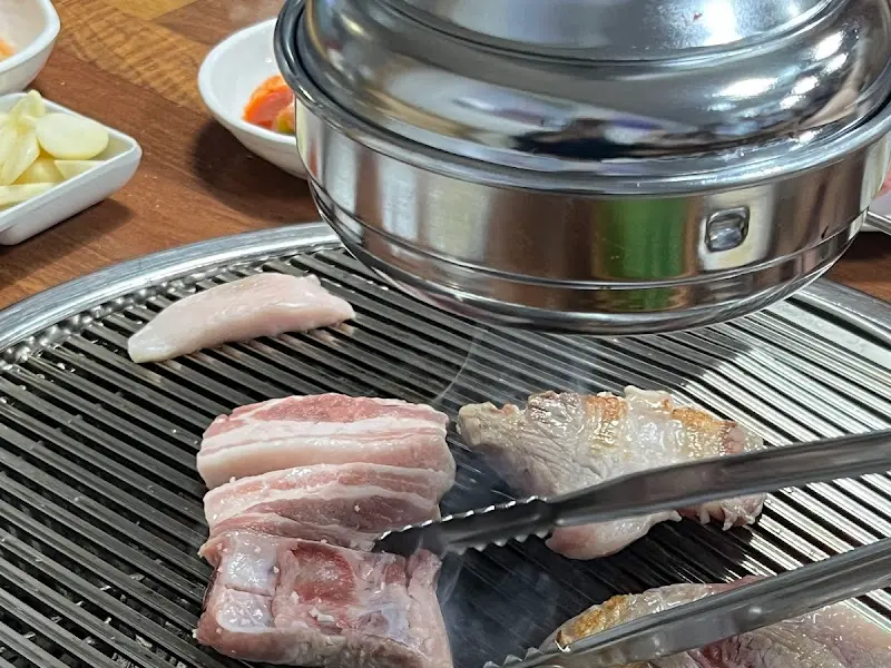 불판 위에서 구워지고 있는 돼지갈비