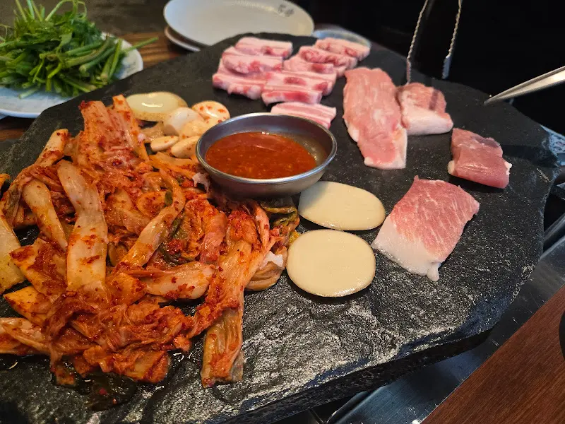돌판 위 로스 삼겹살과 김치