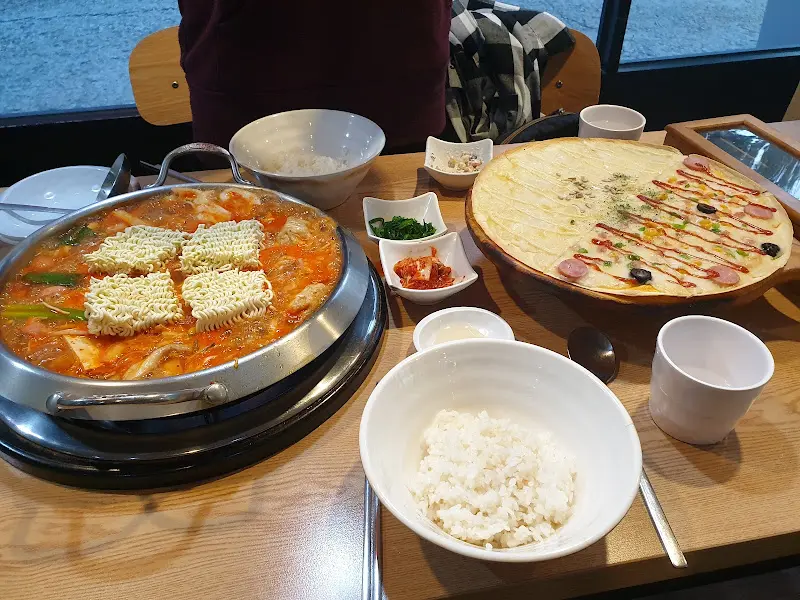 부대찌개와 라면사리, 피자