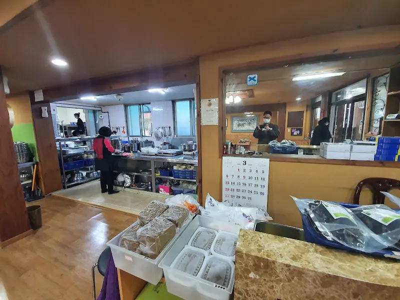 카운터와 주방 모습