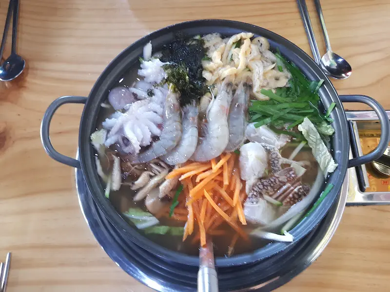 다양한 해산물이 듬뿍 들어간 칼국수