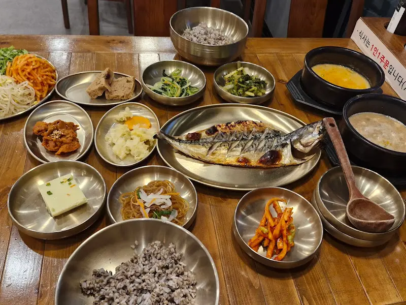 푸짐한 보리밥 정식 한 상 차림