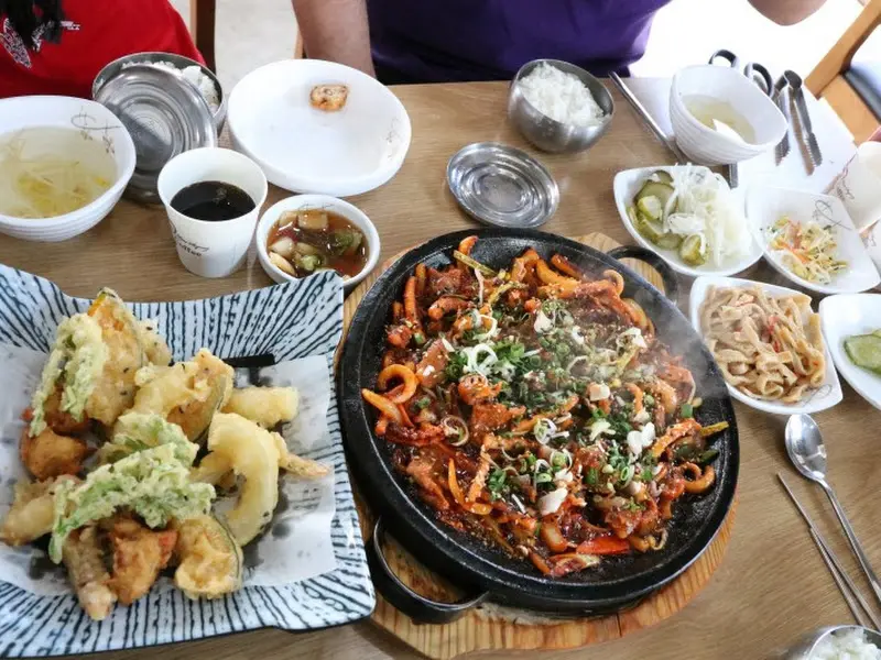 푸짐하게 차려진 오징어 볶음 한상