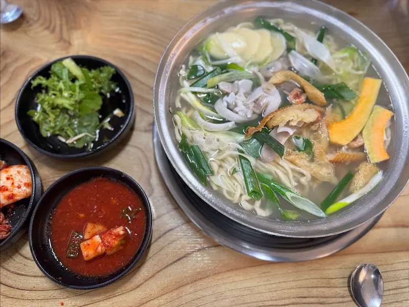 해물칼국수 한 상 차림