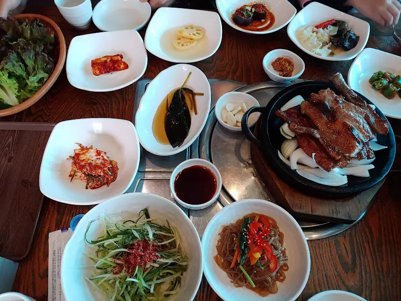 한 상 가득 차려진 석갈비 정식