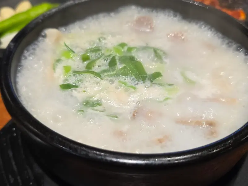 뽀얀 국물의 돼지국밥