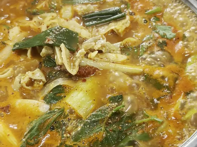 곱창과 채소가 가득한 곱창전골