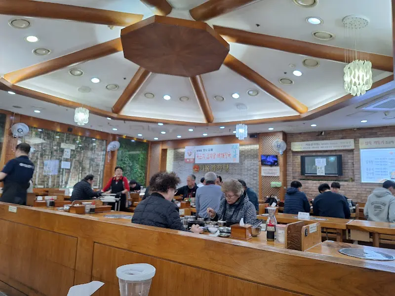 넓고 쾌적한 서울감자탕 내부