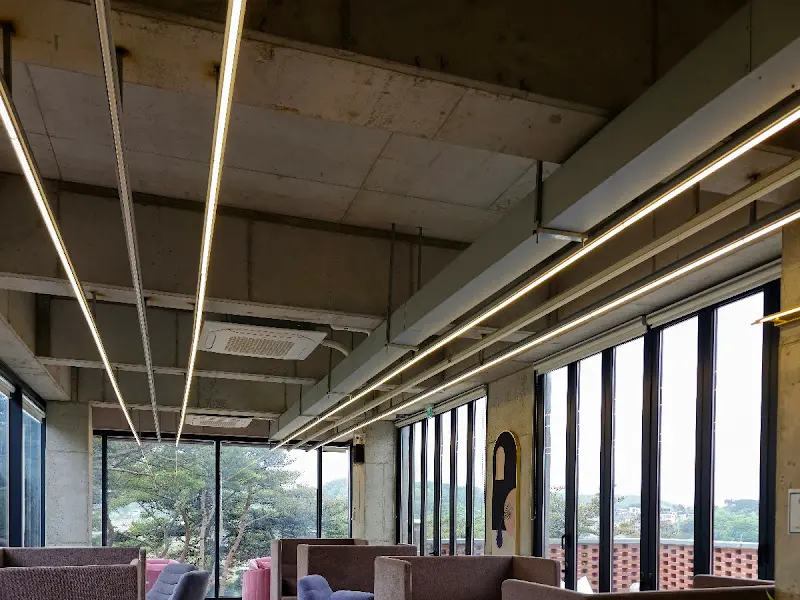 카페 내부 천장 조명