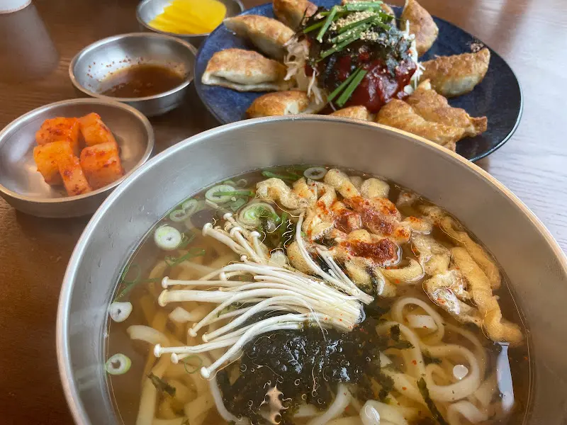 83국수와 비빔만두 한 상 차림