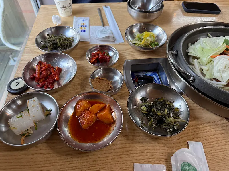 다양한 밑반찬들이 놓인 테이블