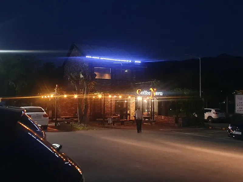 밤에 찍은 카페 외부 전경