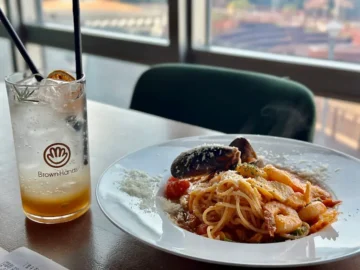 통영 바다를 삼킨 맛, 브라운핸즈에서 뷰맛집 인생샷 갱신!