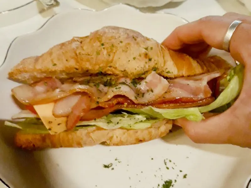 크루아상 샌드위치