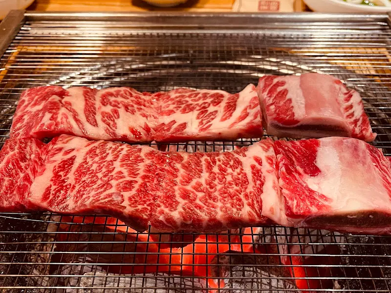 숯불 위에서 익어가는 생갈비