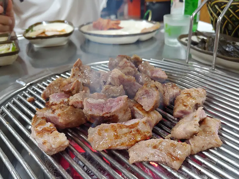 숯불 위에서 익어가는 갈매기살