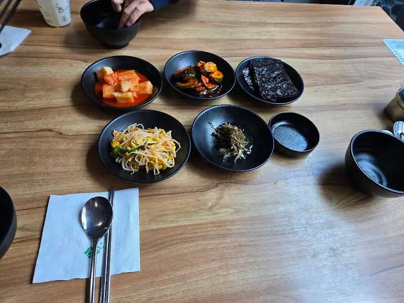 테이블 위 밑반찬 세팅