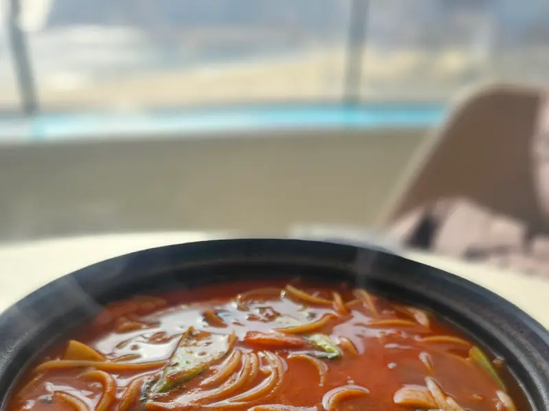 해물뚝배기 파스타와 송도 바다