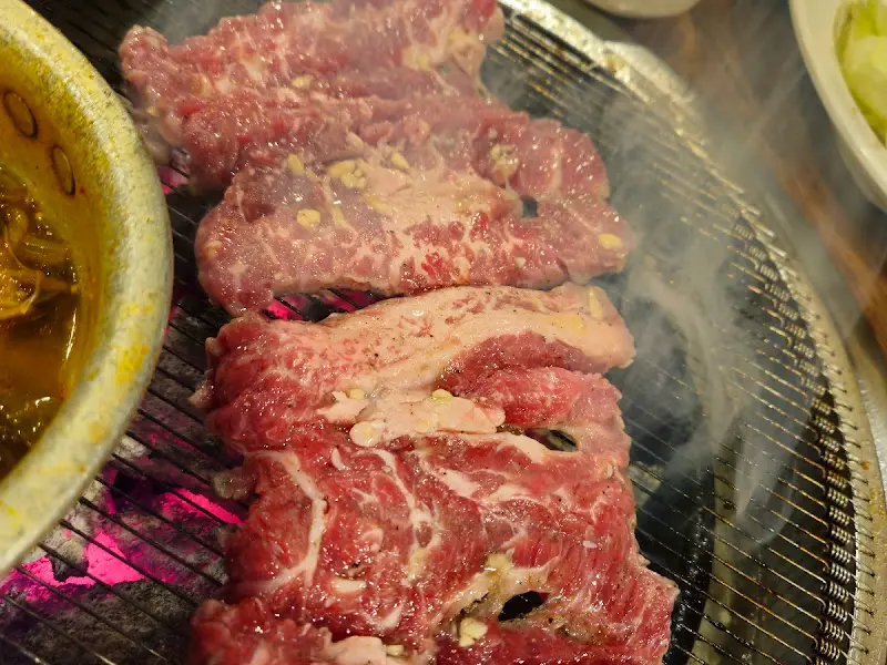 숯불 위에서 익어가는 꽃갈비