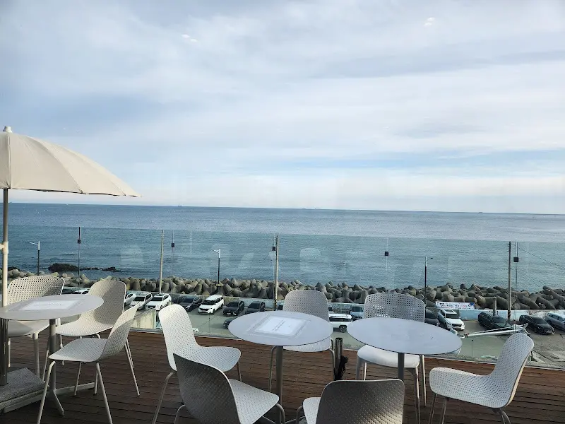 탁 트인 바다를 감상할 수 있는 야외 테이블