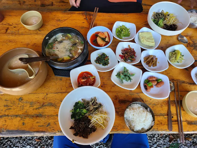 모산재 식당의 다양한 밑반찬