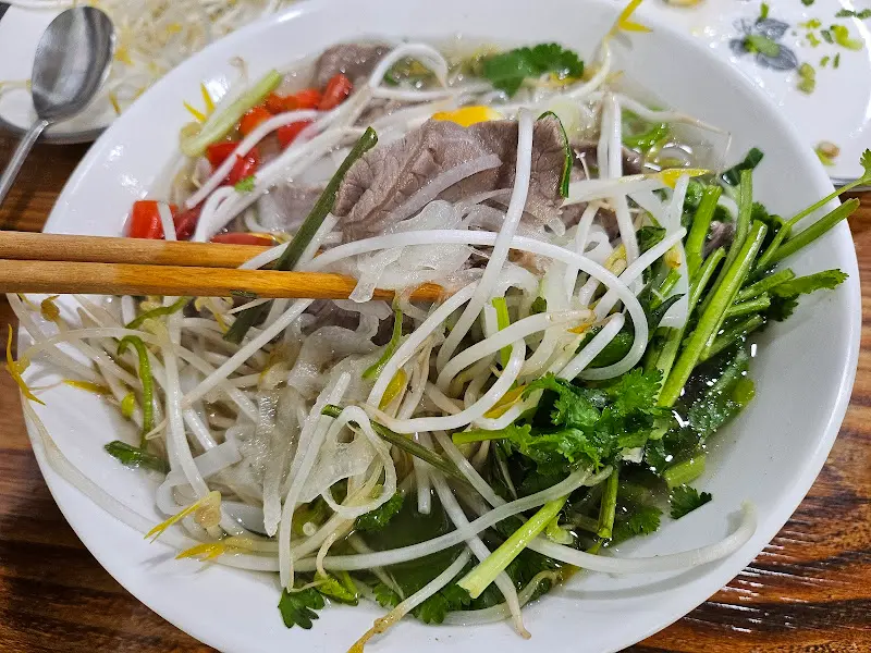 젓가락으로 들어올린 쌀국수 면발