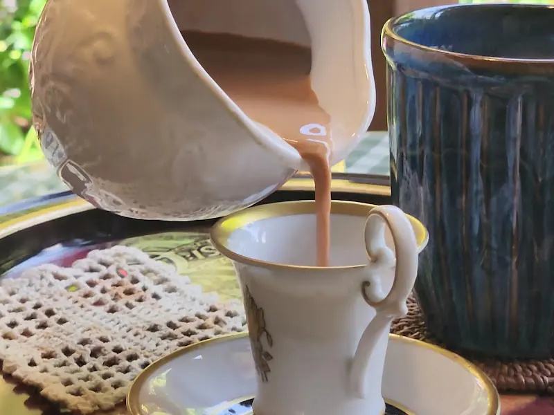 아름다운 찻잔에 담겨 나온 밀크티