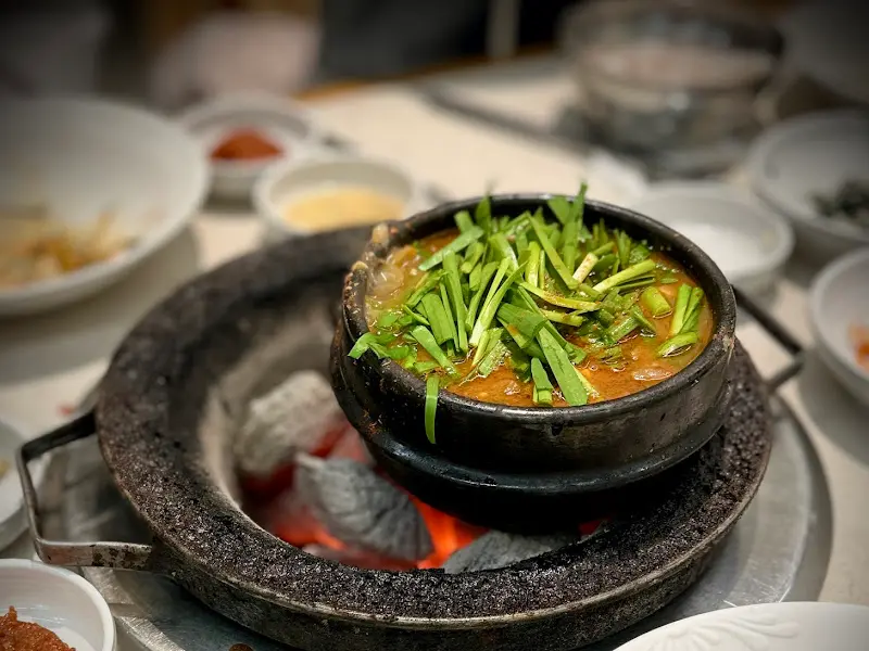 숯불 위에 올려진 된장찌개