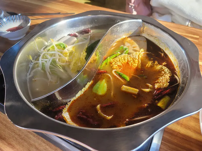 두가지 육수를 맛볼수 있는 훠궈