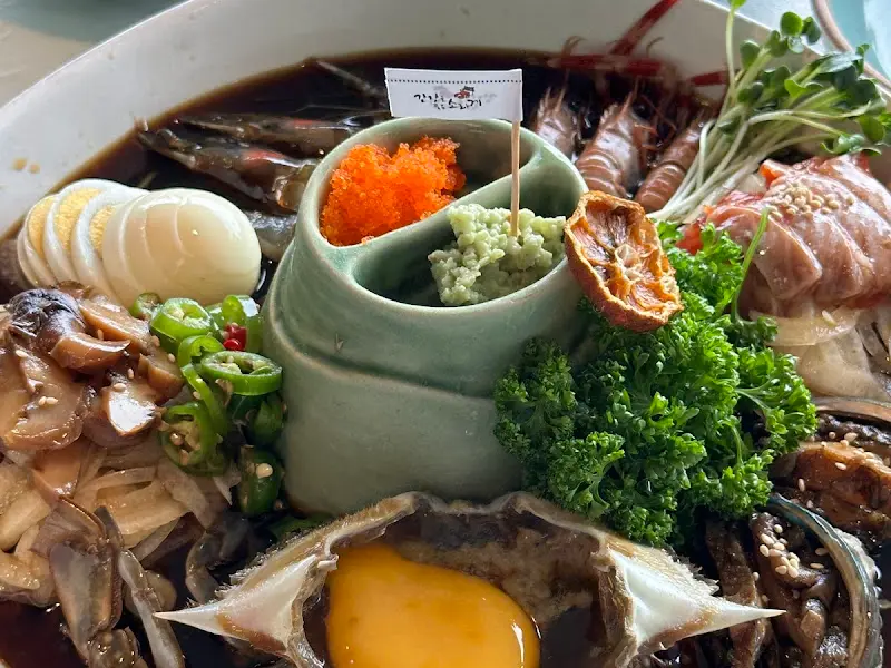 해물모듬장의 중앙에 놓인 탑 모양의 그릇