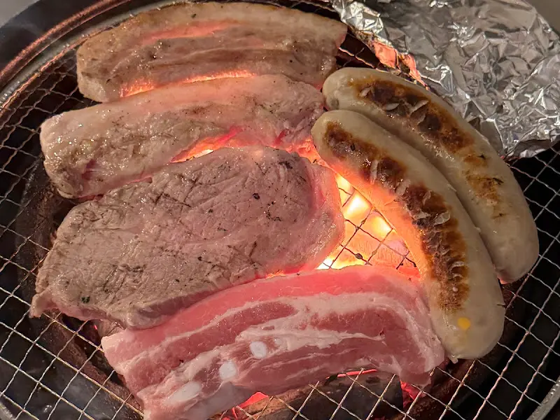 숯불 위에 구워지는 고기