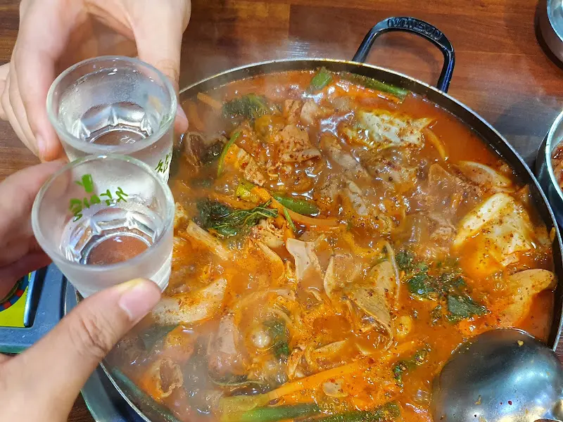 황해식당 곱창전골과 소주