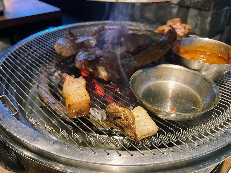 숯불 위에서 맛있게 익어가는 고기들