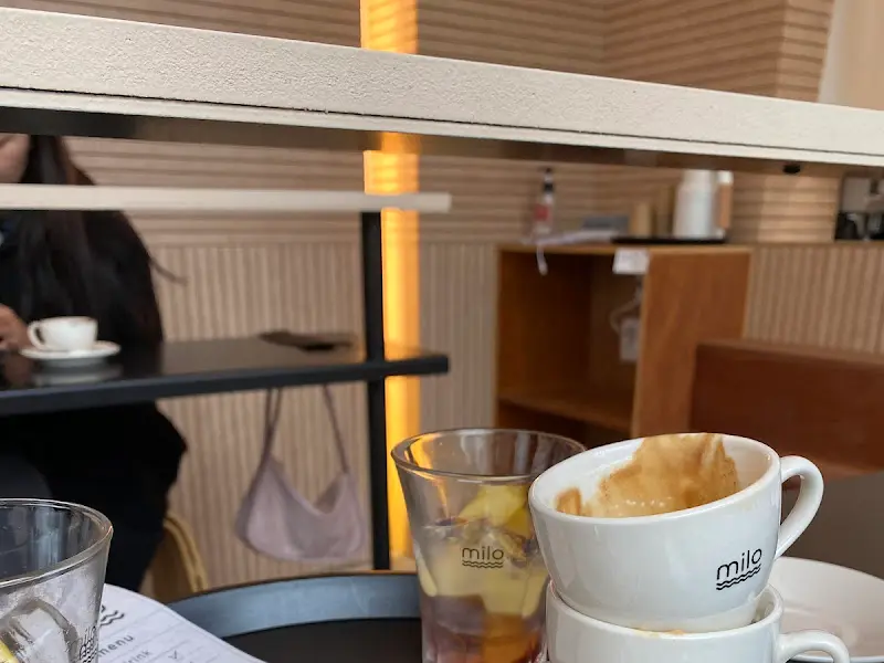 가지런히 놓여진 커피잔