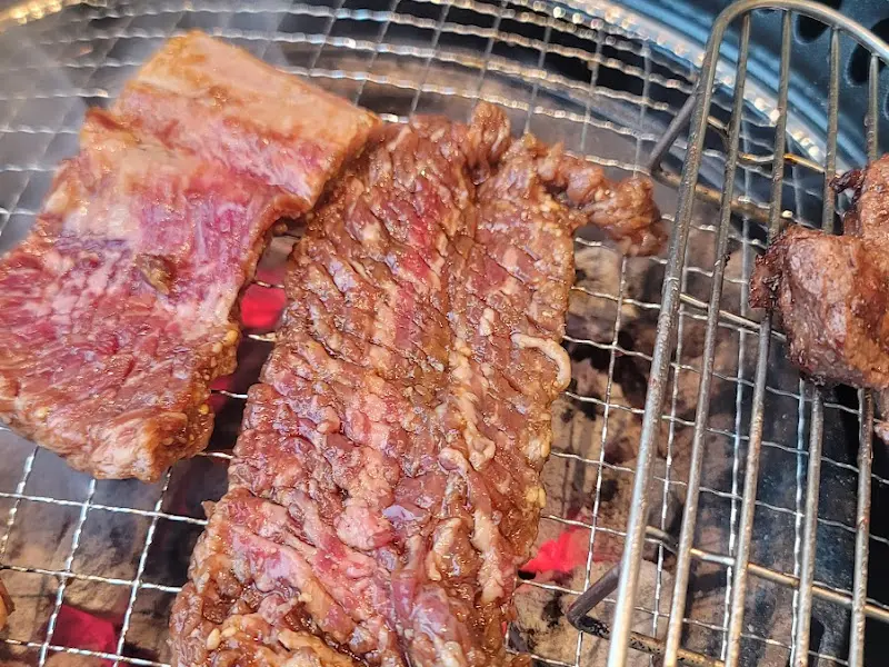 숯불 위에 구워지는 암소갈비