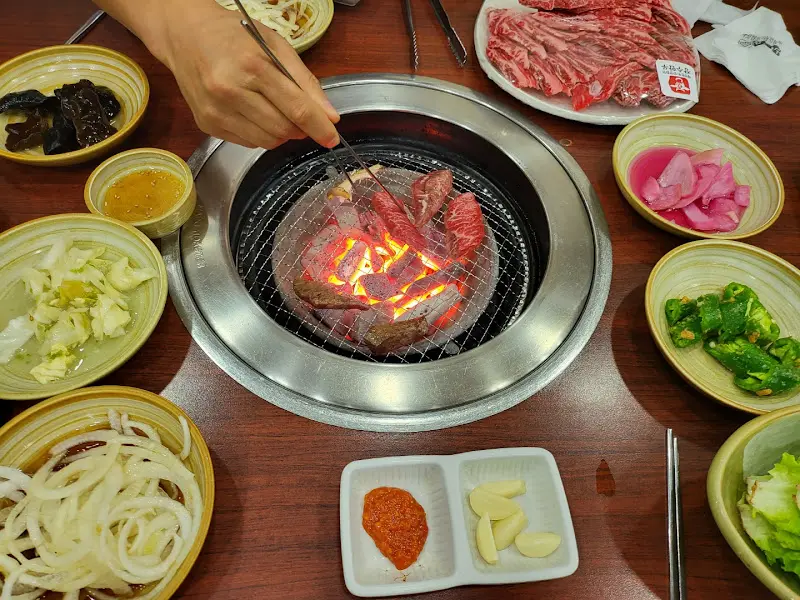 숯불 위에서 맛있게 구워지는 갈빗살