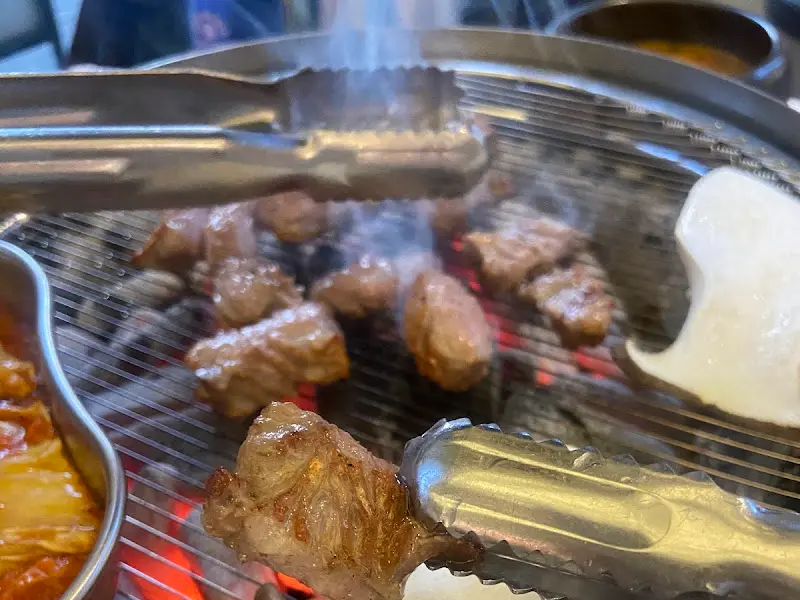 숯불 위에서 구워지는 갈매기살