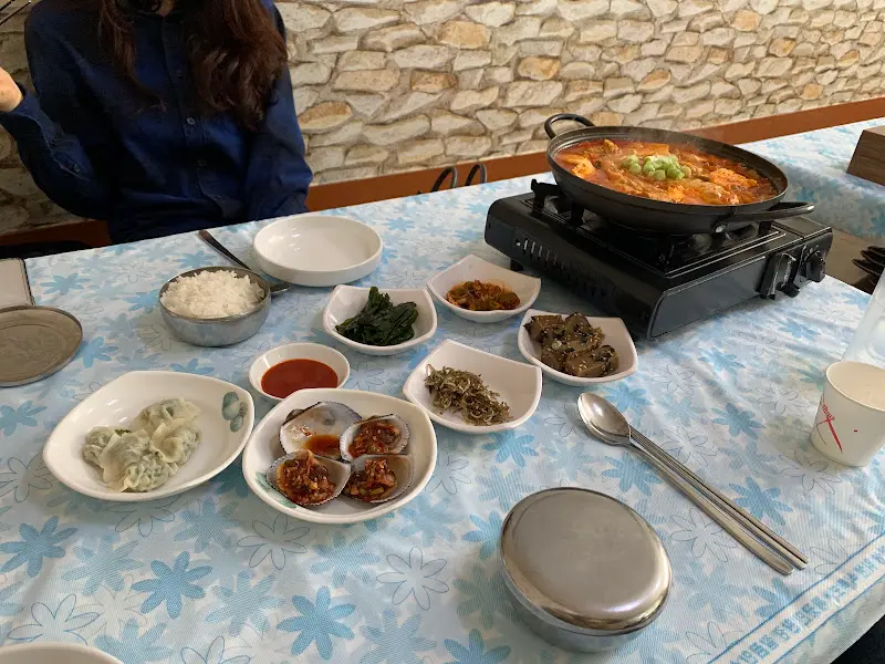 푸짐한 밑반찬과 김치전골