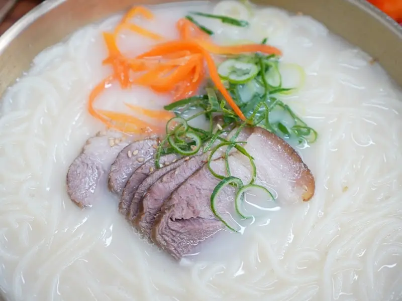 고기 고명이 듬뿍 올라간 고기국수