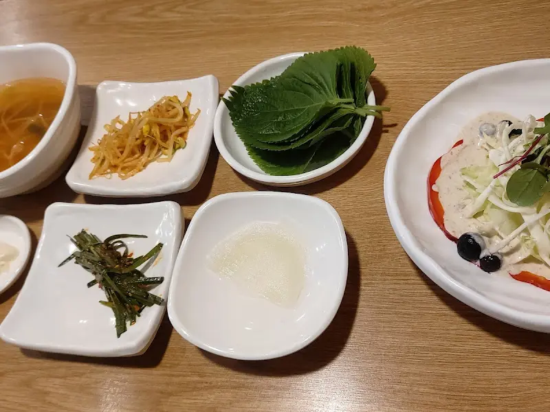 다채로운 기본 반찬 구성