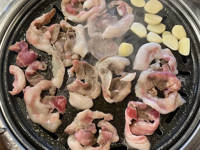 불판 위에서 익어가는 뒷고기