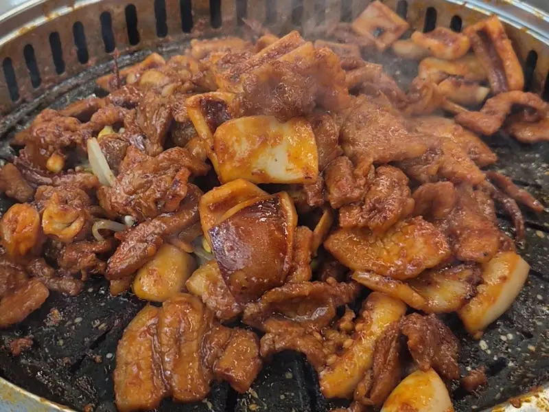 불판 위에서 익어가는 오삼불고기