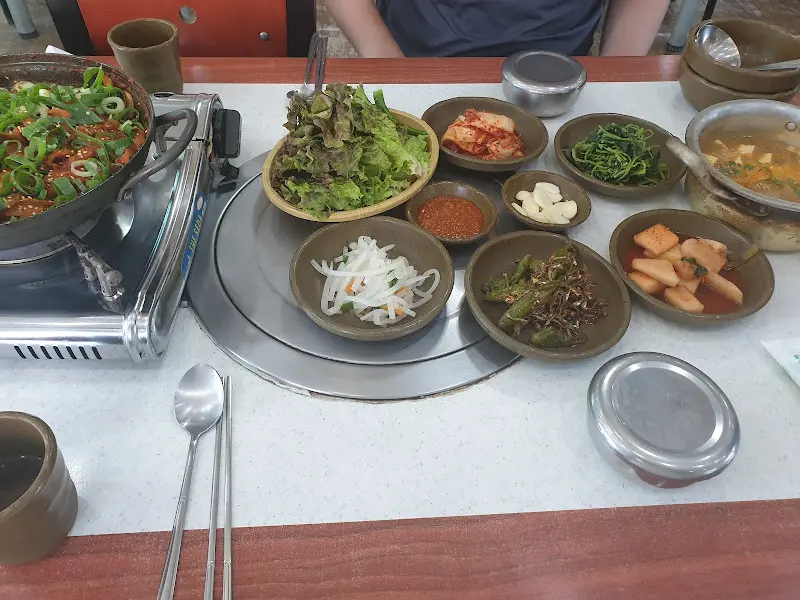 제육볶음과 푸짐한 상차림