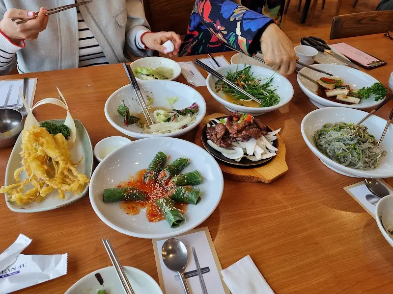 깔끔한 테이블 세팅