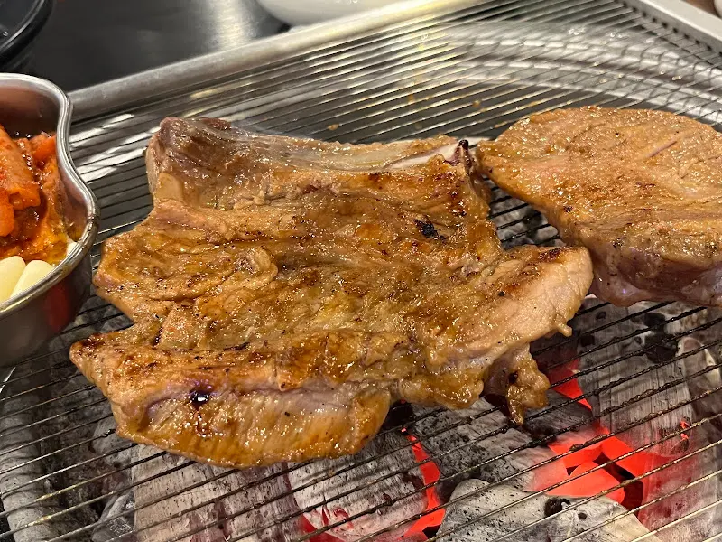 노릇하게 익은 돼지갈비