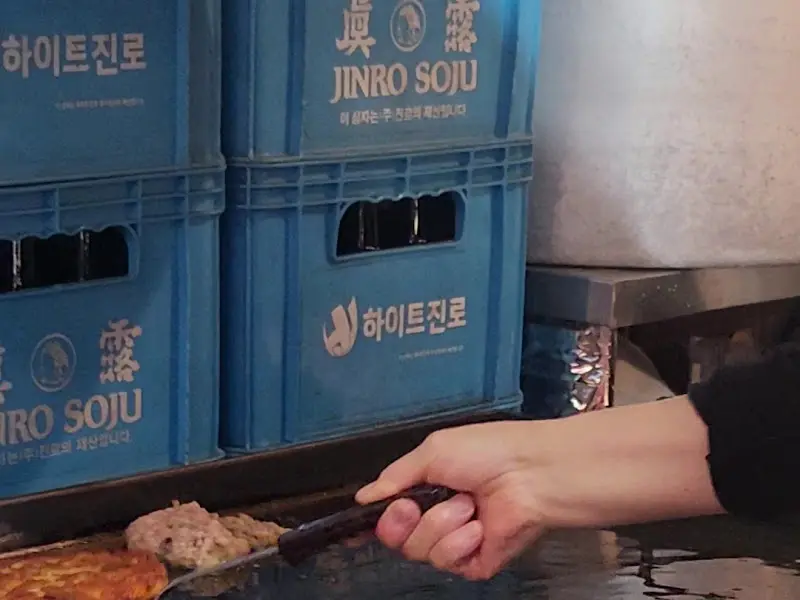 소주 박스가 쌓인 주방 풍경