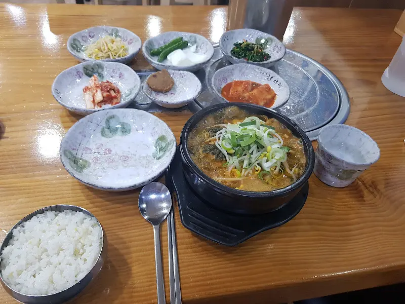 해장국 한 상 차림 전체 샷